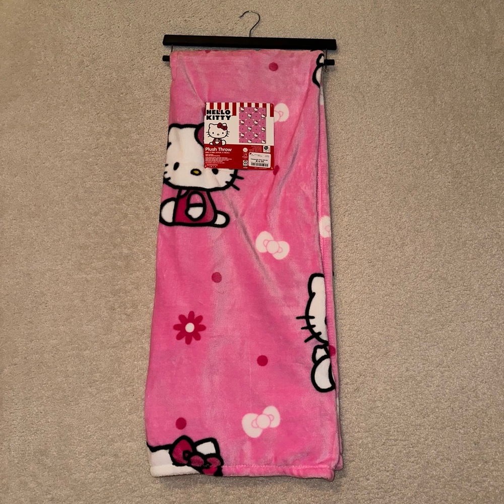 ✨BNWT Hello Kitty Pink Daisy Blanket